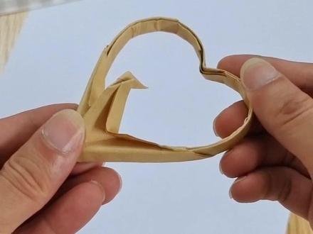 爱心平衡鸟折纸教程,放指尖上吹气可以旋转,孩子非常爱玩。#折纸 #亲子手工 #平衡鸟折纸 @DOU+小助手