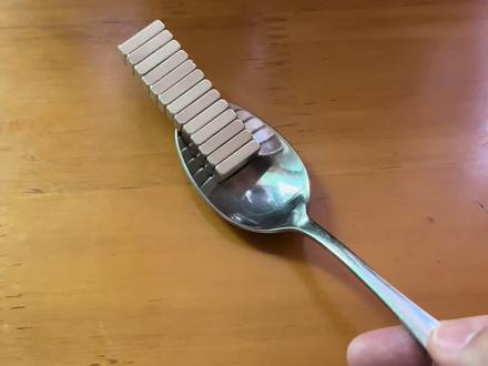 自制司南,在地球磁场作用下,磁铁带动勺子指向南北朝向,野外不怕迷失方向了#司南 #自制指南针 #野外生存技能 #科学小实验
