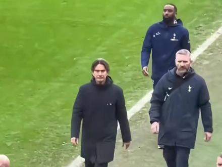 早该下课!热刺官宣托马斯·弗兰克下课,他去年夏天才接过教鞭,球队却在英超陷入泥潭。近8轮联赛4平4负未尝一胜,26轮仅积29分,排名第16,仅高出降级区5分,随时有降级风险。尽管欧冠表现尚可直通16强,但联赛的糟糕表现让董事会不得不做出换帅决定。#热刺 #弗里克 #实况足球手游 #易球成名计划 #实况足球online