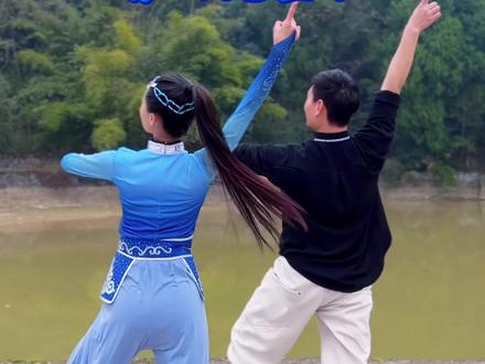 骏马奔驰在草原上,感受风的吹拂。新年带你一起一马当先。#舞蹈#月月舞蹈夫妇原创#蒙古舞#赛马#零基础学舞蹈@旺仔老爸教舞蹈