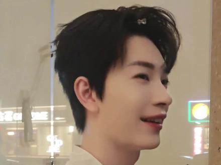 见面是第一份礼物🎁花是第二份 520快乐呀@严子贤 我们521见#严子贤 #520 #开心了