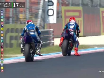 WSBK匈牙利站第二回合。突发状况,瓦伦丁德比斯退赛,疑似机械故障。#张雪机车 #瓦伦丁德比斯