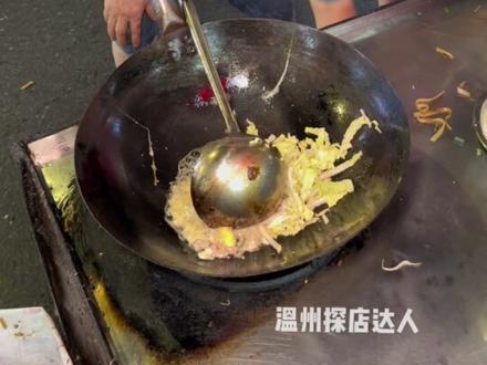 75岁爷爷与老伴凌晨在深圳街头卖炒粉~10元一份料好足!#炒粉 #街头美食 #路边摊美味 #抖音美食推荐官 #街边小吃
