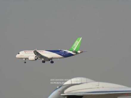 C919献技迪拜航展 【中国商飞公司参加迪拜航展 C919和C909首次亮相中东 】2025年11月17日,迪拜航展在阿联酋迪拜阿勒马克图姆国际机场拉开帷幕,C919飞机和C909公务机亮相航展现场。这是中国商飞公司首次参加迪拜航展,通过飞行表演、展览展示和产品推介等形式,呈现中国商用飞机发展的最新成果,并与全球航空业界深化交流互信。
在航展现场的静态展示区,中国南方航空的C919飞机和中国商飞公司的C909公务机同台登场。这架南方航空的C919飞机采用164座三舱布局,内饰采用最新的“国风清雅、沐光而行”东方美学设计主题。C909公务机舱内空间宽敞舒适,可灵活设置休息区、会客区、会议区、就餐区等功能布局,提供12至29座配置方案,能够满足客户多样化出行需求。此外,中国商飞公司的1架C919飞机将进行飞行表演,向公众展示C919飞机的卓越风采。
展馆内,中国商飞公司展出了全谱系飞机模型,包括C909、C919和C929基本型,C909公务机、医疗机、应急救援指挥机、灭火机、货机,以及C919缩短型和加长型,以多样化产品满足全球航空市场各类需求。
C909飞机载客78-97座,航程2225-3700公里,具有良好的短窄跑道、高温、高原等机场起降性能和抗侧风能力,已向国内外客户交付170余架,开通790余条航线,并已在东南亚地区投入航线运营。C919飞机载客158-192座,航程4075-5555公里,已交付26架,开通30余条航线。C929飞机航程约12000公里,基本型座级为280座,研制工作正在稳步推进。中国商飞公司坚定不移践行开放合作理念,期待与全球客户和伙伴建立更紧密、更牢固、更深厚的合作关系,助力全球民航运输业繁荣发展,更好服务航空旅客出行。