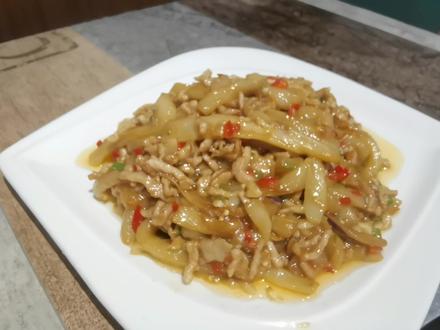 炒肉丝怎么做好吃家常 d960a62c757af5469bbdd12d03f142d9~tplv-dy-resize-origshort-autoq-75:330.jpeg?x-expires=2013386400&x-signature=mZNBYGcyIzGa2hop5XBaOmscI%2B8%3D&from=3213915784&s=PackSourceEnum_AWEME_DETAIL&se=false&sc=cover&biz_tag=pcweb_cover&l=2023102310121952F0AC7E84425BA83B6D