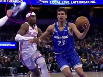 卡鲁索“鞋防”成功,能判技术犯规吗?你怎么看? #卡鲁索#卡鲁索用鞋盖帽被吹技术犯规#雷霆vs魔术#争议判罚#赛后复盘