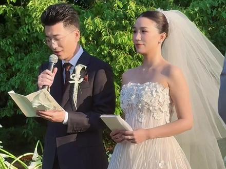 史黛拉婚礼上十句经典誓词值得所有亲密关系中的人们学习借鉴! 亲临史黛拉浪漫婚礼,新郎深情宣读的婚誓格外戳心。婚姻本就是一场双向奔赴的修行,相处难免有分歧与情绪落差。时常回望心动瞬间,铭记彼此的温柔付出,学着包容体谅、互相迁就,少一分争执,多一份珍惜。用心经营感情,懂得让步与释怀,很多矛盾自会慢慢消解,愿所有人都能在爱里相守安然。
#婚礼誓词 #婚姻感悟 #史黛拉婚礼#婚礼现场 #婚礼现场的心动瞬间