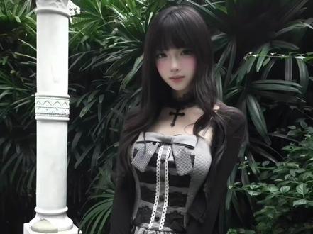 每日认识一个服装品牌 国内原创亚文化女装品牌。主打哥特、复古甜酷风格,大量运用格纹、十字、蕾丝与收腰剪裁,塑造破碎少女感,版型修身,深受暗黑系少女喜爱 。