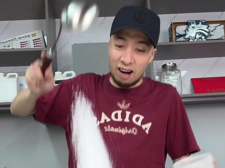 杨梅泡药水? 有一些黑心商贩把杨梅泡在甜味剂甜蜜素和脱氢乙酸钠防腐剂水中,严重的影响到了消费者的消费权益和食品安全,希望大家注意,吃杨梅的时候,不要选择过于甜的不正常的。