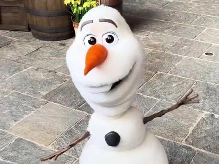 这才是我们需要的机器人! 雪宝再也不会化了,新能源科技把童话变成现实,来碳惠山东,和雪宝一起,用绿色出行,守护我们的“冰雪奇缘”!#雪宝 #机器人 #冰雪奇缘 #碳惠山东 #公共机构碳小惠