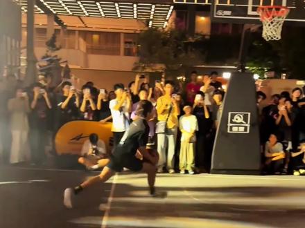 柯冉、赖益烨双人圣诞大战踢到铁板?韩国双子星实力强劲,究竟“鹿死谁手”,让我们拭目以待吧!#篮球 #柯冉 #赖益烨 #圣诞大战 #篮球需要沉淀