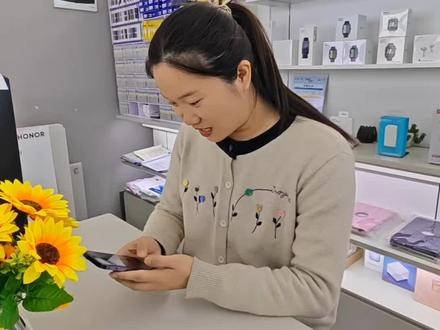 荣耀500pro给苹果手机无线反向充电。不用担心数据线不适配#无线充电 #荣耀 #抖音嘉年华 #疯狂动物城 #AI 户外也能轻松续航