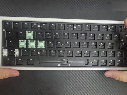 k64h3拆解安装教程加装键盘工坊声音包效果展示 顶配5件套
井上poron全套
夹心棉:日本井上poron le20 厚度3.5
底壳棉:日本井上poron le20 厚度2.5(刚好)
轴下垫:8倍发泡ixpe 厚度0.5(精密开孔)
声优垫:pet材质不开灯孔
封包膜:背膜贴在电路板背面(切勿撕反)
安装方法及顺序:
1用螺丝刀拆解外壳取下原装填充
2从上到下的顺序为:定位板-夹心棉-轴下垫-声优垫-电路板--整张背膜(完成封包)-底壳棉-底壳
注意事项
1磁轴键盘定位板需要上螺丝固定
2底壳棉主要适用于gh60系列外壳
3组装键盘需要准备电路板之外,还需要外壳,定位板此三样必不可少
4卫星轴建议单独购买,选用大厂生产的会省事省心
建议直接购买声音包五件套+定位板即可(附送固定的螺丝)
#键盘 #游戏外设 #客制化键盘 #安装教程
