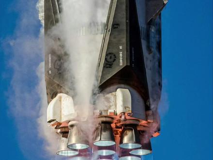 朱雀三号遥一可重复使用运载火箭成功完成轨道飞行任务
2025年12月3日12时(UTC+ 8) ,朱雀三号(ZQ-3)Y1运载火箭从东风商业航天创新试验区发射升空,成功完成飞行任务并成功入轨。ZQ-3是陆空航天自主研发的新一代低成本、高运载能力、高频率、可重复使用的液氧/甲烷运载火箭,专为大型卫星星座任务而设计。ZQ-3 Y1采用单芯两级串列式结构,两级直径均为4.5米,整流罩直径5.2米,全长66.1米。其起飞质量为560吨,起飞推力为7542千牛。推进系统采用陆空航天自主研发的天雀(TQ)系列液氧/甲烷发动机,第一级配备9台TQ-12A发动机,第二级配备1台TQ-15A真空发动机。级间分离后,ZQ-3的第一级可进行垂直回收着陆,计划重复使用次数至少为20次。在运行阶段,该飞行器将提供不少于 18 吨的近地轨道 (LEO) 有效载荷能力,并具备远程回收能力,从而能够高效地部署多颗卫星,用于互联网星座和中国未来的太空计划。飞行过程中,所有关键事件——包括起飞、级间分离、S2 第一台发动机启动(SES-1)、整流罩抛弃、S2 第一台发动机关机(SECO-1)、S2 滑行和 S2 第二台发动机启动(SES-2)——均按计划执行,展现了稳定可靠的性能。与此同时,本次任务还对一级火箭回收系统进行了飞行验证测试。遥测数据显示,一级火箭着陆点火后出现异常,未能软着陆于指定回收平台上。火箭残骸落在回收平台边缘附近,回收测试失败。具体原因正在进一步调查中。#航天 #探索宇宙 #国之重器 #火箭发射 #朱雀三号