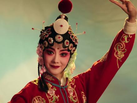 《主角》的上部终于迎来了忆秦娥上场的高光时刻,她的开蒙戏——《打焦赞》,还是一个武旦,这部分描写的太激动人心了,就像我跟随她看她上场表演一样,于是我去B站专门搜了这段戏来看,没想到也有不少人和我一样被小说里的这段吸引。
我是看戏长大的,一是因为我们村每年三月十五 官爷生日 都请戏班子唱戏,小时候村里请得豫剧团居多,还有越剧团、曲剧团、蒲剧团,我家又离戏台不远,我经常溜去戏台后面看剧团的人化妆、画油彩等,还有一次剧团有个主角崴脚受伤了,退下来休息了,不知是村长的安排还是什么,我已经记不清了,只记得他每天下午都会来我家泡脚,我妈负责帮忙烧水,我爸妈、他、还有剧团另一个人四个人天天就这样坐在一起聊天,直到唱完戏。前年的蒲剧团团长和媳妇儿还被安排在我家住,我做了豌豆糕还送去给他们吃。第二是我姥儿(我爸的奶奶)喜欢听戏,小时候每晚姥儿都来我家,我爸妈就会打开河南卫视陪她看戏,那时候河南卫视几乎天天都有戏,尤其周日的“梨园春”他们更是爱看,所以我是听豫剧长大的,电视里戏曲比赛的很多选段的词儿我都会唱,也是耳熟能详了,以至于小学、初中的元旦节目我还总演唱豫剧《穆桂英挂帅》、《花木兰》
易青娥刚开始很不乐意学《打焦赞》,一开始她也是剧团的学员,由于受她舅胡三元坐监的牵连被“贬”为伙房烧火丫头了,但她答应过她舅要好好学唱戏,所以她从未停止过练功,可《打焦赞》里的杨排风也是个烧火丫头,她觉得自己本来就是个烧火做饭的,学戏,还学个烧火做饭的,那还不如不学呢。好在师傅教得好,她也听话、肯吃苦,最终还是冒头了,剧团里的人都说,没想到人才从伙房给冒出来了,真的很为她开心。#主角#忆秦娥#刘浩存
