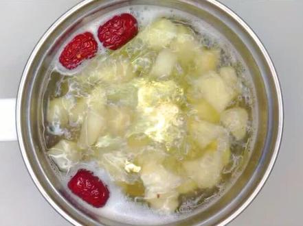 止咳化痰冰糖雪梨汤做法很简单、润肺清热很有效呦!现在应该每天熬一锅!你学会了吗?