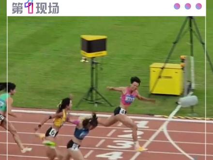 11月19日,第十五届全运会女子100米栏决赛,广东队刘景扬12秒81摘得金牌,四川队吴艳妮以12秒85获得银牌。吴艳妮赛后给自己打0分,表示没拿冠军很难受,但要展现出正能量的自己,希望大家看到她的坚持和坚强。#2025全运会 #吴艳妮 #媒体精选计划 @抖音小助手 @DOU+小助手