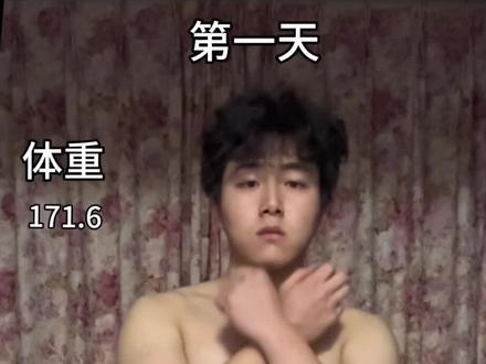 这是一场独属于我的三百天的自我改变历程!#健身 #改变 #坚持 #逆袭之路 #前后对比
全程煮啵采用的是居家徒手加器械训练没去健身房(主要是方便)
记录过程自用补剂:肌酸 蛋白粉 谷氨酰胺 鱼油 氮泵 电解质 甜菜根粉
三分化训练(个人计划,仅供参考)(根据自身情况增加或减少个数或者组数)
第一天:胸十肩
哑铃飞鸟(15*4) 折刀俯卧撑(15*4)俯身哑铃飞鸟(15*4)
普通俯卧撑(25*4)臂力棒(50*4) 负重俯卧撑(20*4)
第二天:三头十二头
普通俯卧撑(25*4) 反手俯卧撑(25*4)臂力棒(25*4)
钻石俯卧撑(15*4)哑铃练三头(15*4)
第三天:背十腿
引体(10*4)负重引体(10*4)窄距引体(15*4)
深蹲(25*4)负重深蹲(15*4)
居家器械锻炼计划
第一天:肩+三头
哑铃推举(15*4) 哑铃侧平举(15*4) 单臂哑铃提拉(15*4)
坐姿哑铃颈后臂屈伸(15*4) 单臂哑铃平板臂屈伸(15*4) 双杆臂屈伸(15*4)
第二天:胸➕二头
哑铃平板卧推(15*4) 哑铃上斜卧推(15*4) 双杆臂屈伸(15*4)
哑铃二头弯举(15*4) 哑铃垂式弯举(15*4) 单手哑铃二头弯举(15*4)
第三天:背➕腿
引体(10*4)负重引体(10*4)窄距引体(15*4)
深蹲(25*4)负重深蹲(15*4)
每天练腹两百个(单杆悬挂举腿 卷腹)
第四天:休息
(每天力量训练完加有氧一小时,休息日:有氧或者不有氧(根据自身情况安排)