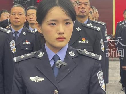 警号“012550”重新启用!南昌民警魏和友因公牺牲 ,年仅51岁,时隔3年,女儿魏佳琪如愿考入公安,继承父亲警号,接过警号时她的眼眶微微泛红#江西dou知道 #警号重启 #民警 #传承