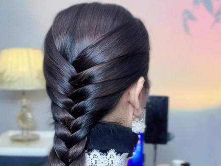 学会一个简单手法编出精致纹理鱼骨辫!大姐姐小妹妹编起来人见人夸!#鱼骨辫#编发小技巧 #编发教程 #发型教程 #dou上热门 @DOU+小助手