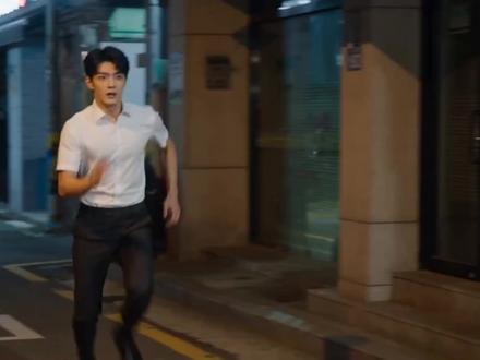 群芳争宠(1) 三年前,我同时谈了五个对象被揭穿,前女友们拎着刀追了我一整夜。我走投无路,躲进寺庙清净了三年。三年后我彻底醒悟,决心不再被儿女情长迷惑,重回江城,只想安心上班搞钱。可刚回来就做了个离谱的梦:租房子,房东是前女友;找工作,上司是前女友;看场电影,女主角还是前女友。她们一个个对我旧情复燃,半夜偷偷钻进我的被窝。直到一句 “到站了” 的语音把我惊醒,才发现原来是一场噩梦。我回过神,忍不住在心里感叹:这梦也太爽了吧!#男主爽文 #AI真人短剧#男频爽剧