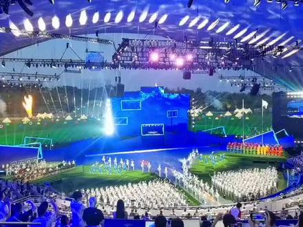 8月8日晚,成都大运会闭幕式在成都露天音乐公园举行。绚丽的开场烟花之后,在闭幕式欢乐合唱团《爱是一样的》的歌声中,一棵枝叶繁茂的巨型“珙桐树”生长于舞台之上,一朵朵象征和平的鸽子花绽放其中。引导员手执标识牌如鸽子花绽放,两叶花瓣形似一对翅膀,寓意逐梦而来,携各国和地区青年载誉而归。#成都大运会
(中青报·中青网记者慈鑫文并摄)