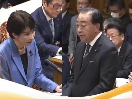 11月26日是日本国会举行高市就任首相后,首次各党派党首辩论的日子。高市早苗涉台极其错误言论损害中日关系遭到各大在野党的挞伐。在这场45分钟的辩论中,此前多次强烈批评高市出格言论的前首相野田佳彦发言28分钟,要求高市重新解释相关立场。#日本前首相当面质问高市早苗# #高市被质问当前局面应承担的责任#
