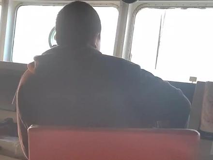 操舵是一个水手最基本的业余,吃饭的家伙,趁着旁边没有船,让大聪明稍微给大家展示一下子这项技术。其实,现在沿海航行,只要出了港基本上都在用自动舵,一个驾驶员一个水手同在驾驶台,如果没有渔船或者商船要避让,也没有什么事情,就是这样坐着打发一个班4个小时的时间。进港、大风浪、交通流复杂避让船舶,用手操舵。#船员 #船员生活 #记录船上生活 #海员生活 #记录我的跑船生活