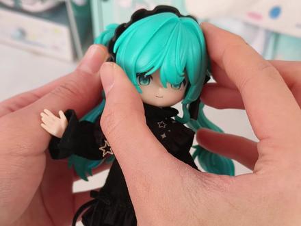 初音的这套mjd还有隐藏玩法! 小布的乐之序章mjd,主包之前发过全套测评有需要可以去看看~
这次是在把玩过程中发现了新玩法!
💚前发和发饰结构是互通的,如果有好几只的话可以换发型玩儿。
💚发饰也可以拆卸下来,就方便戴其他的布衣发带了!
#初音未来 #miku #12分bjd #mjd #ob11