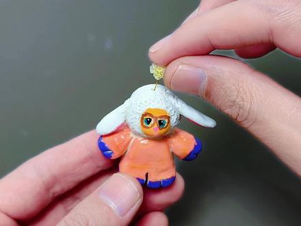 爱染发的羊副市长,看到了家里各色的满天星干花,也太像疯狂动物城里羊副市长头顶上那一团毛茸茸的羊毛团了吧。那就用石塑粘土和满天星来改造一个可以随意更换发色的羊副市长小手办吧。#手工diy #手工教程 #粘土手工 #疯狂动物城 #疯狂动物城羊副市长