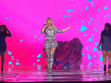 #舞台 #taylorswift #双十一晚会 这是19年霉霉在淘宝双十一上的表演,一晃三年过去了,听说她22还是23年要巡演,准备存钱去看