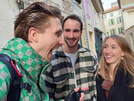 在法国,传播中国文化,哈哈哈…教法国人中文,正不正宗?! #我要验牌 #给我擦皮鞋 #法国人