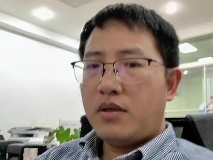 亚马逊标签打印不清晰怎么办?今天有一位抖音的朋友问我们亚马逊标签打印不清晰,我们看了他发过来的图片,发现应该是用200dpi的打印机打印出来的。那这种情况最好是改成用300dpi的打印机去打印这个标签就可以。我们之前也碰到一些朋友,打印的亚马逊标签有一条白线贯穿下来导致条码无法识别,像这种情况基本上是属于打印头断针了,我们普通的桌面打印机,无法自动识别是否有断针,今天我跟大家分享一款最新的条码打印机,它具有打印头断针自动识别的功能,能够发出警告并停止打印,这样就可以有效的避免,因为打印头断针导致我们的标签到国外无法识别的麻烦。好,我们看一下视频演示!#亚马逊标签打印机 #亚马逊标签打印不清晰 #条码技术圈波哥