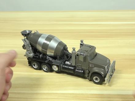 模玩测评:搅拌车变形为搅拌大师,尤其是头部太炫酷了