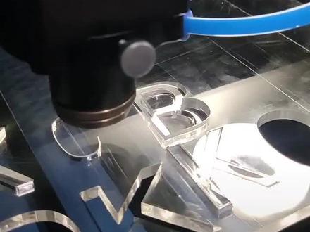 激光头避免撞到切割下来的亚克力,怎么操作,神绘激光雕刻机。激光雕刻机操作。