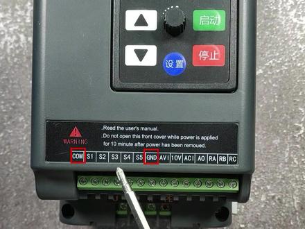 变频器的COM和GND有什么区别#电工 #plc