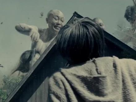 人类告急!被巨人当家畜蓄养,人类建起3道百米高墙抵御巨人。#进击的巨人