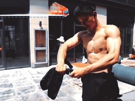 #我的人间烟火 俊平班长的肌肉cut,不争气的眼泪从嘴角流下来😍#我的人间烟火刘俊平#赵仁杰 #腹肌 #这谁顶得住啊