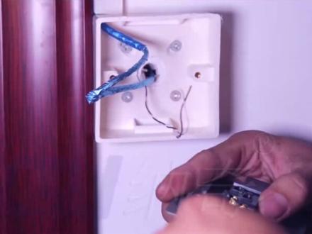 #门禁系统 许多朋友买了门禁不会装,可以参考我们拍摄制作的磁力锁门禁套装安装教程,如果觉得布线麻烦,我们也有免布线款门禁,安装更方便。#智能安防 #弱电工程 #刷卡