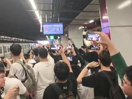 网友:这一幕看到了香港的未来!