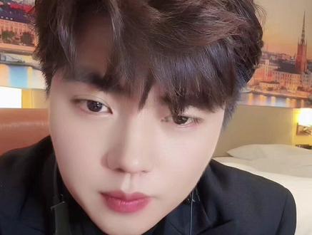 恭喜老板在索图大舞台涨了将近15万粉丝,破了400万粉丝🎉🎉🎉🎉这两天会带奉节橙子哦,记得随时锁定@户外磊小卖部 @户外唱歌磊 @户外磊朋友圈 #抖音传递正能量上热门