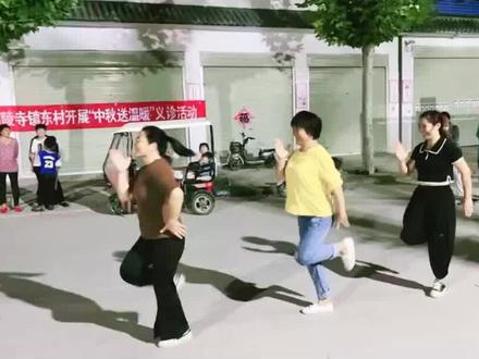 排练个搞笑戏曲小品《亲家母你坐下》为我们西陵镇举办的九九重阳节演出做好准备!