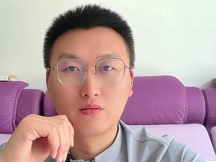 拆解《消失的人》:徐莹莹是受害者,也是布局者 看完《消失的人》后劲十足、细思极恐。影片看似是悬疑犯罪片,实则以悬疑为外衣,原生家庭才是真正内核。
比起案件本身,人物的童年创伤与缺爱压抑的成长更让人窒息。监狱对手戏堪称封神,徐志杰的问话并非自责,而是直接点破:徐莹莹从头到尾都清醒算计、暗中布局。
她刻意引导线索、一步步将徐志杰推向深渊,决绝挣脱扭曲关系,或许也在为林雨桐讨回公道、感同身受。
真正让人后怕的从不是案件,而是人生本如白纸,家庭与成长环境落笔成型;所有极端人性的背后,皆是原生家庭的遗憾与未被治愈的童年创伤,越细品越后背发凉。
#消失的人 #徐莹莹 #原生家庭#电影《消失的人》