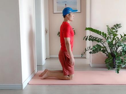 人老腿先衰,膝盖不好的,每天这样跪走2分钟,引气血下行