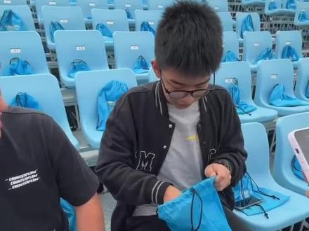 在富阳水上中心的观众席,观众的礼包里都有什么?一起跟着记者来看看吧~#杭州亚运会#冲亚