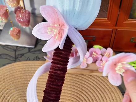 @嫡长闺蜜给你做这个妙笔生花! 桃花剑衍生版,妙笔生花教程来咯!#用扭扭棒做一把春日桃花剑 #扭扭棒的100种玩法 #用一张图证明你是手工人 #抖音宝藏生活家