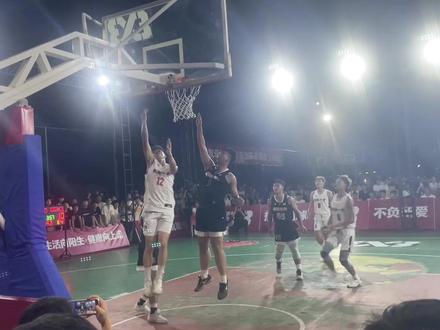 浏阳三人制篮球赛
浏阳一中一队vs田家炳中学一队
18:15一中胜 @@邓彰浩 一个人打一个队