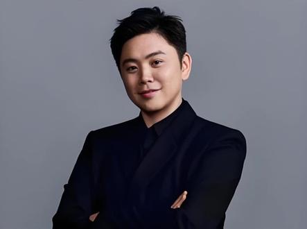 #俞浩 #江苏南通人
#中国名人 #中国企业家
#中国富豪 @DOU+小助手
俞浩,1987年出生于江苏南通,清华大学航天航空学院毕业,追觅科技创始人兼CEO。2017年创办追觅科技,以高速数字马达技术为核心,带领公司成为智能清洁领域头部企业,产品销往全球120多个国家和地区。曾入选《财富》中国40位40岁以下商界精英榜单,2025年以85亿元财富位列胡润百富榜。