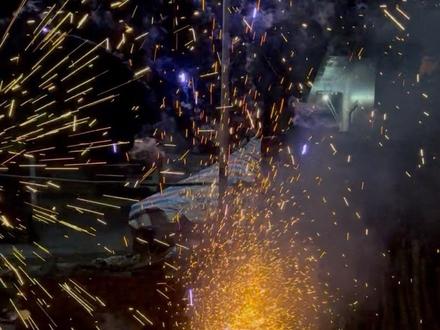 拍烟花视频还得苹果来 烟花是要放的,春晚是不看的#烟花是要放的 #春晚是不看的 #苹果16proMax拍摄 #放烟花