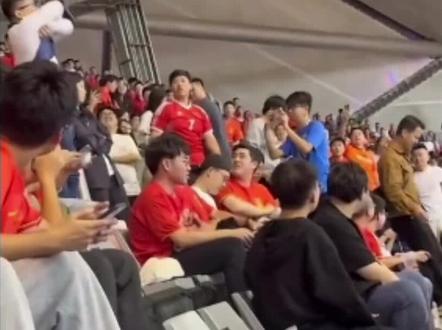 哗众取宠!中国人扮热刺韩国球迷被国足球迷引众怒,被围殴合集#国足输韩国 #世预赛国足vs韩国 #抖加小助手 #热刺韩国球迷#